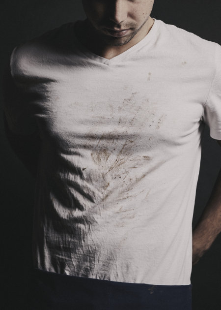 Koch mit dreckigem T-Shirt.